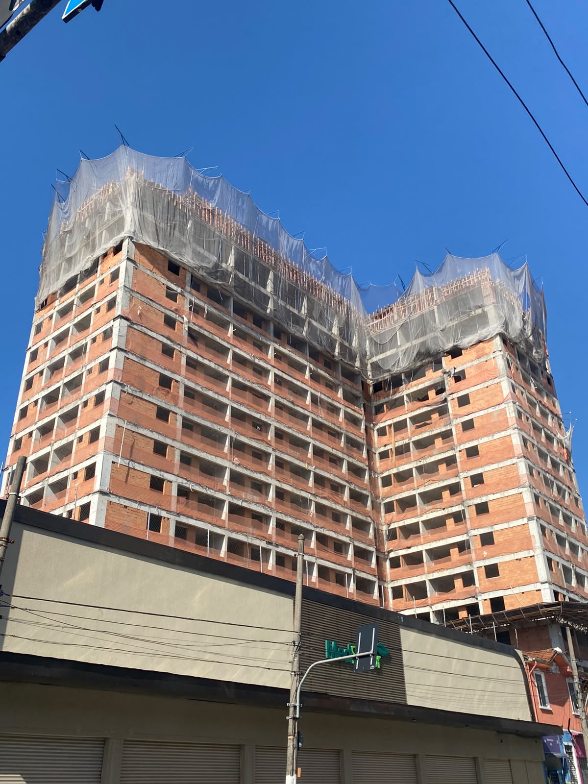 Foto real da obra: torre Smart Mix Santana em construção, com estrutura de concreto e alvenaria aparente